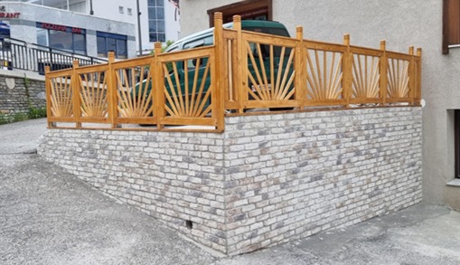 Après : muret parementé et clôture décorative en bois