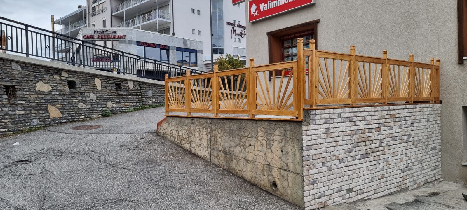Après : muret parementé et clôture décorative en bois