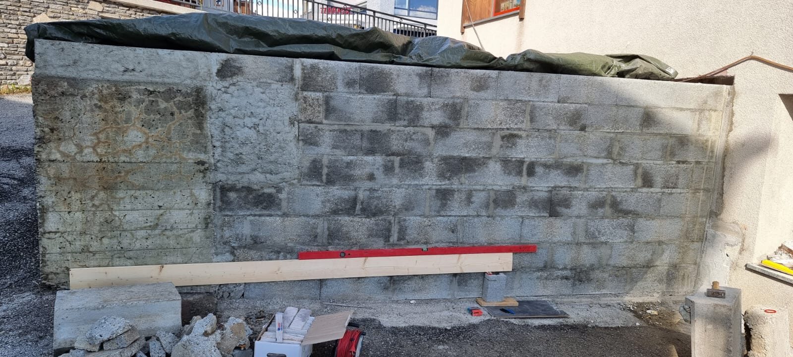 Pendant : muret monté, préparation du parement